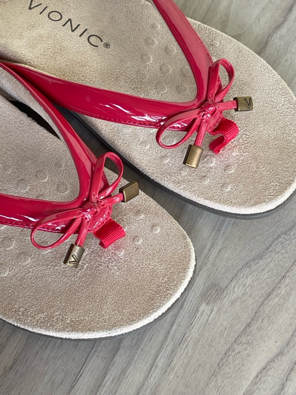 Vionic Women's red Patent Bow Thong Sandals - Picture 9 of 12